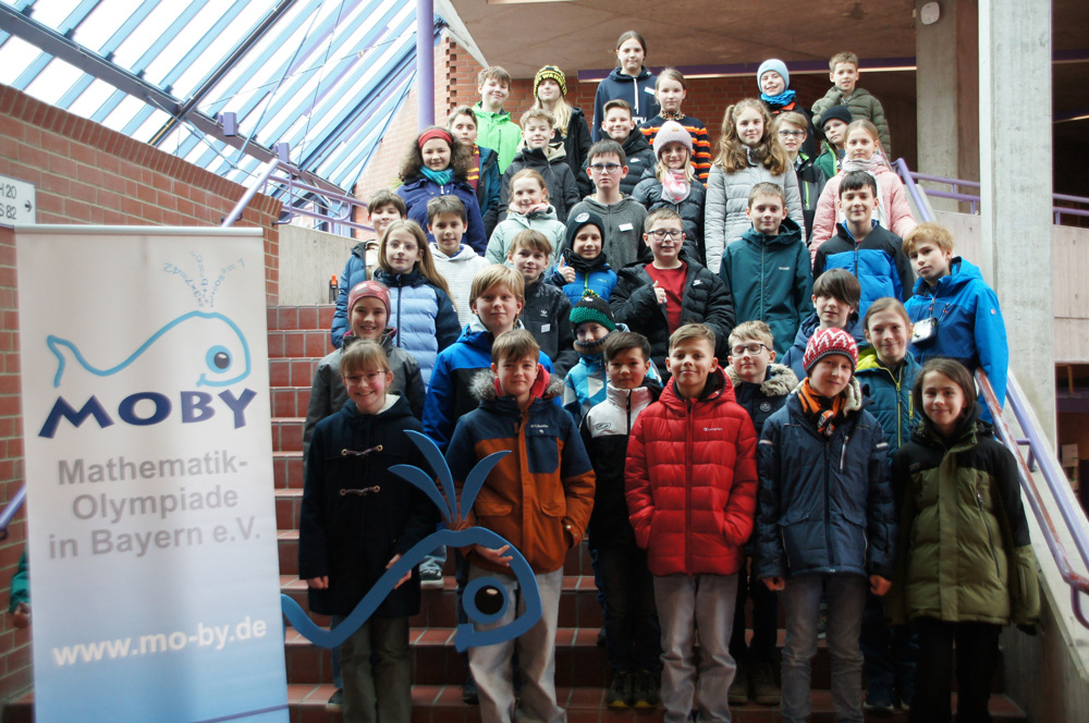 Gruppenbild der Teilnehmenden der Mathe-Olympiade der Landesrunde 2025 (5.-6. Jgst.)
