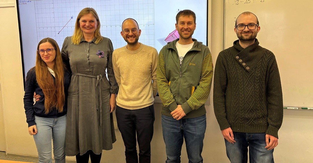 Tschechische und bayerische Projektmitarbeitende an der Pädagogischen Fakultät in Pilsen: (v.l.n.r.) Viola Vrbová, Miroslava Huclová, Moritz Zehnder, Lukáš Honzík, Michael Sieber