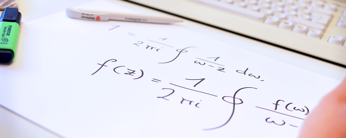 Cauchysche Integralformel auf einem Blatt Papier / Integral Formula of Cauchy on a Sheet of Paper